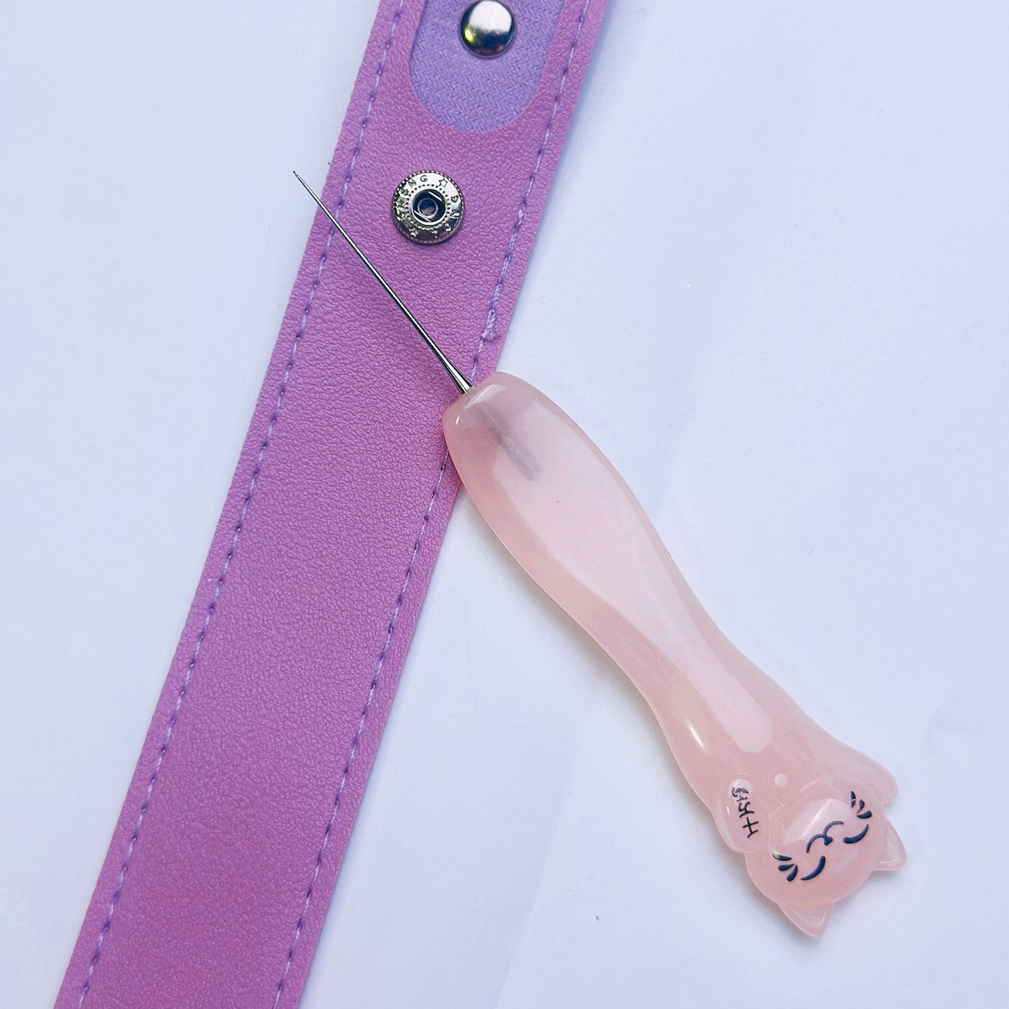 Pink resin cat handle micro crochet hook detail view for tiny lace thread work